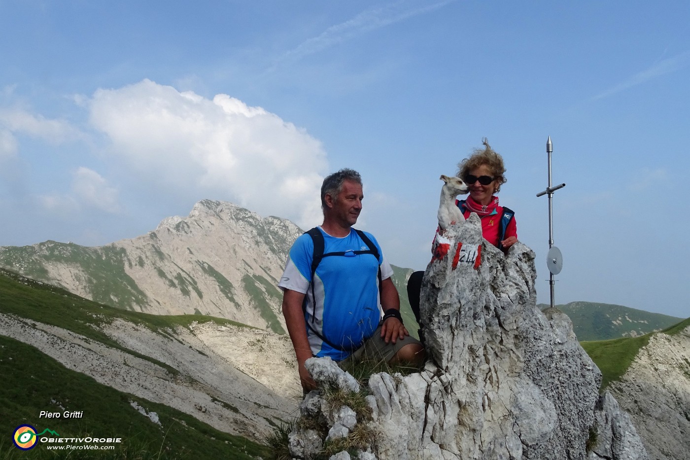 87 Bella crocetta su roccia con vista in Cima di Valmora.JPG -                                